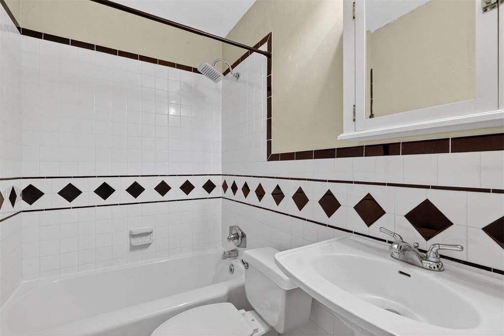 For Sale: $274,400 (3 beds, 1 baths, 1240 Square Feet)