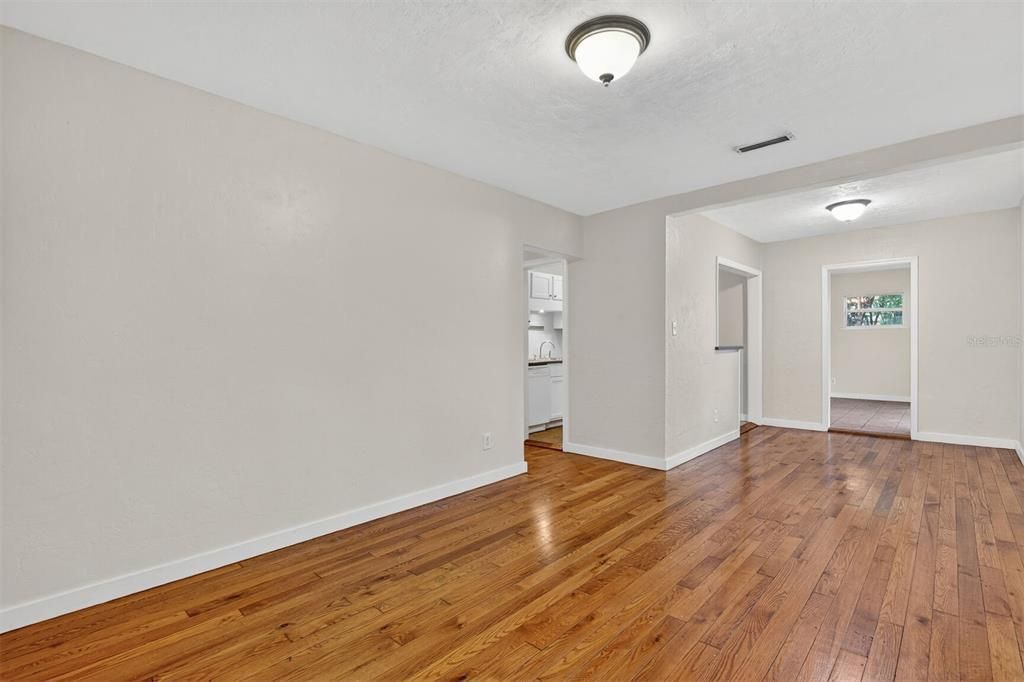 For Sale: $274,400 (3 beds, 1 baths, 1240 Square Feet)