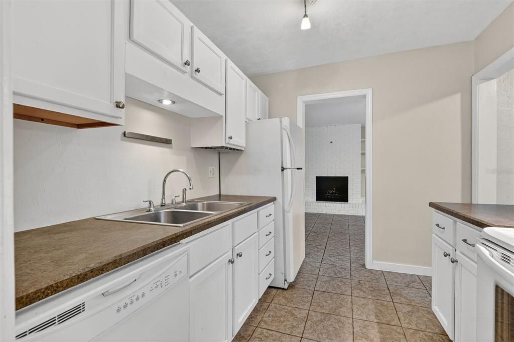 For Sale: $274,400 (3 beds, 1 baths, 1240 Square Feet)