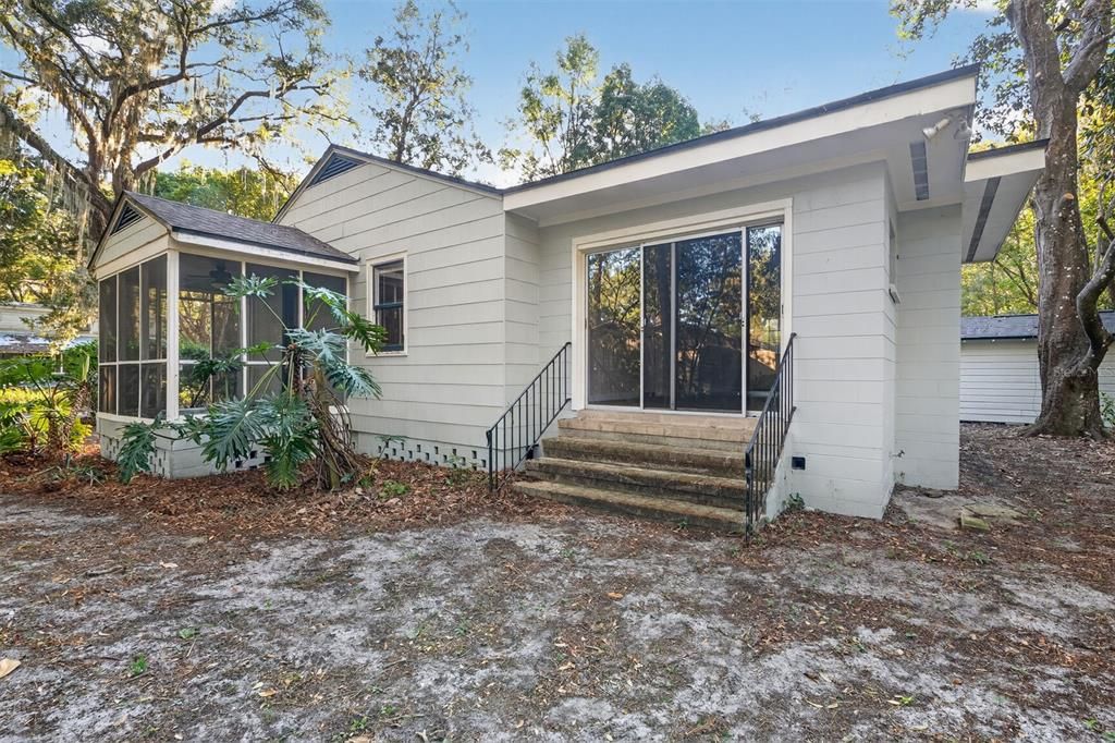 For Sale: $274,400 (3 beds, 1 baths, 1240 Square Feet)