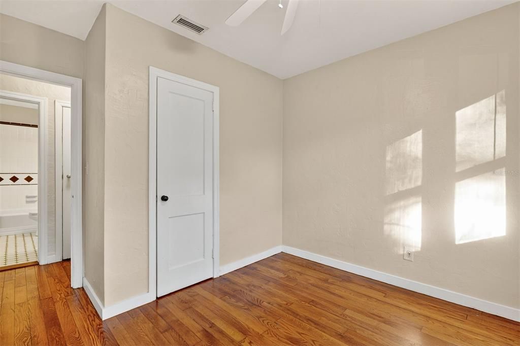 For Sale: $274,400 (3 beds, 1 baths, 1240 Square Feet)
