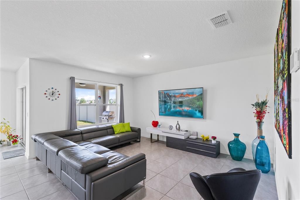 Active With Contract: $375,000 (3 beds, 2 baths, 1672 Square Feet)