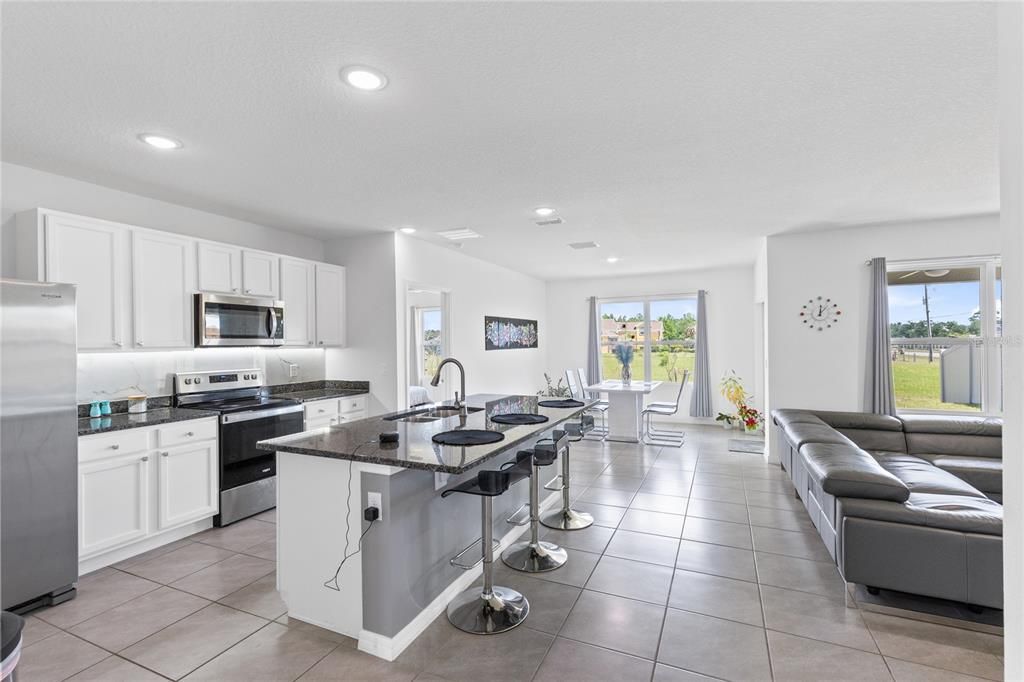 Active With Contract: $375,000 (3 beds, 2 baths, 1672 Square Feet)