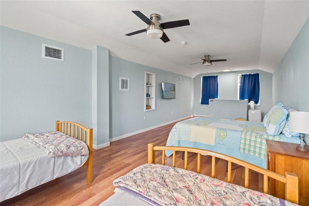 For Sale: $449,900 (2 beds, 1 baths, 1536 Square Feet)