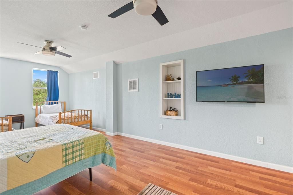 For Sale: $449,900 (2 beds, 1 baths, 1536 Square Feet)