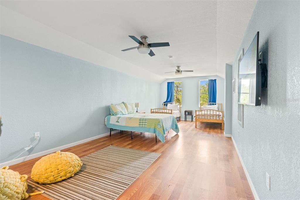 For Sale: $449,900 (2 beds, 1 baths, 1536 Square Feet)