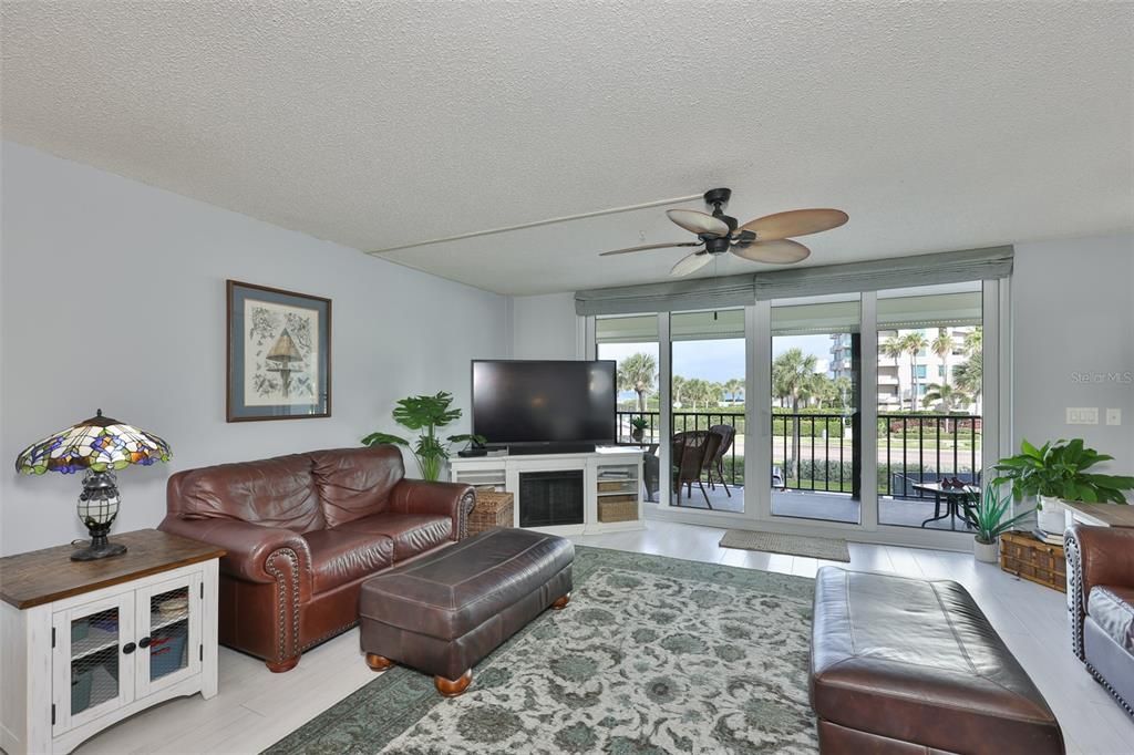 For Sale: $595,000 (2 beds, 2 baths, 1363 Square Feet)