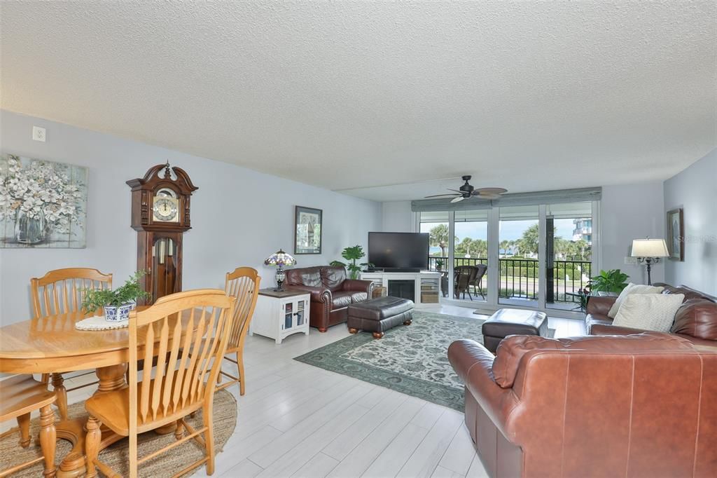 For Sale: $595,000 (2 beds, 2 baths, 1363 Square Feet)
