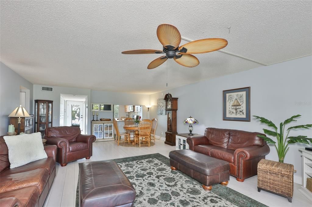 For Sale: $595,000 (2 beds, 2 baths, 1363 Square Feet)