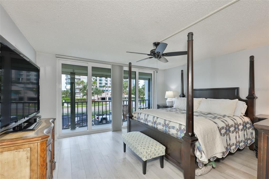For Sale: $595,000 (2 beds, 2 baths, 1363 Square Feet)