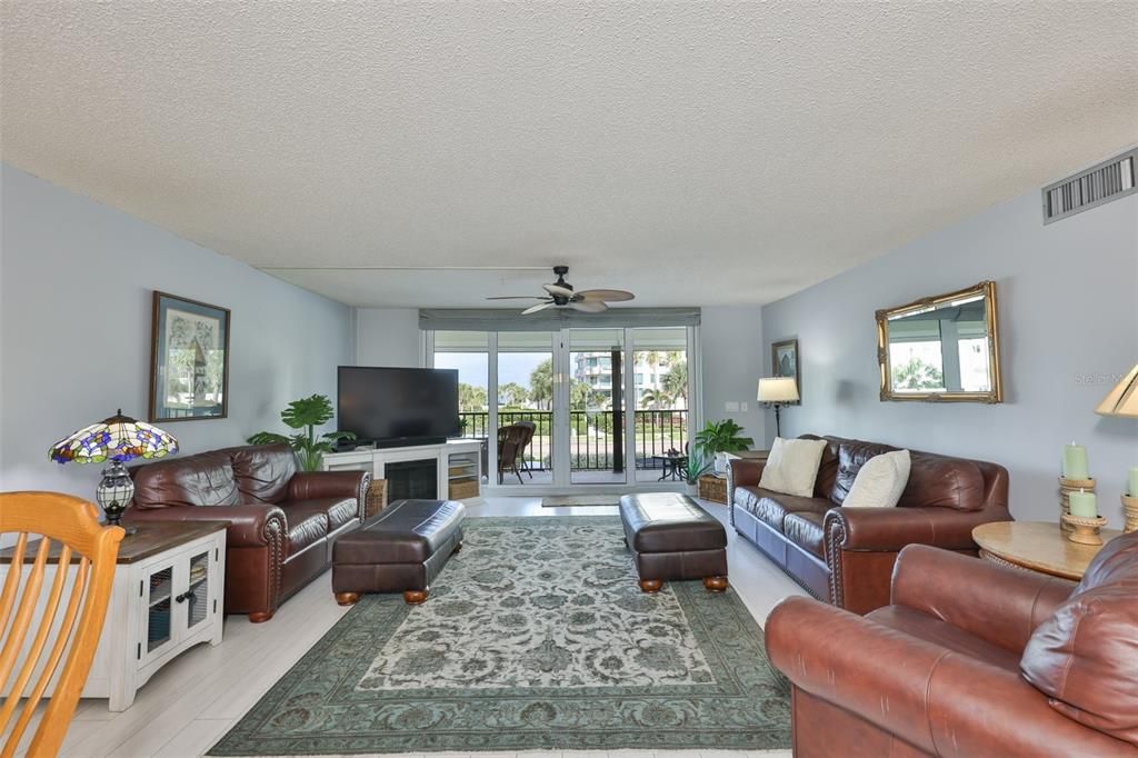For Sale: $595,000 (2 beds, 2 baths, 1363 Square Feet)
