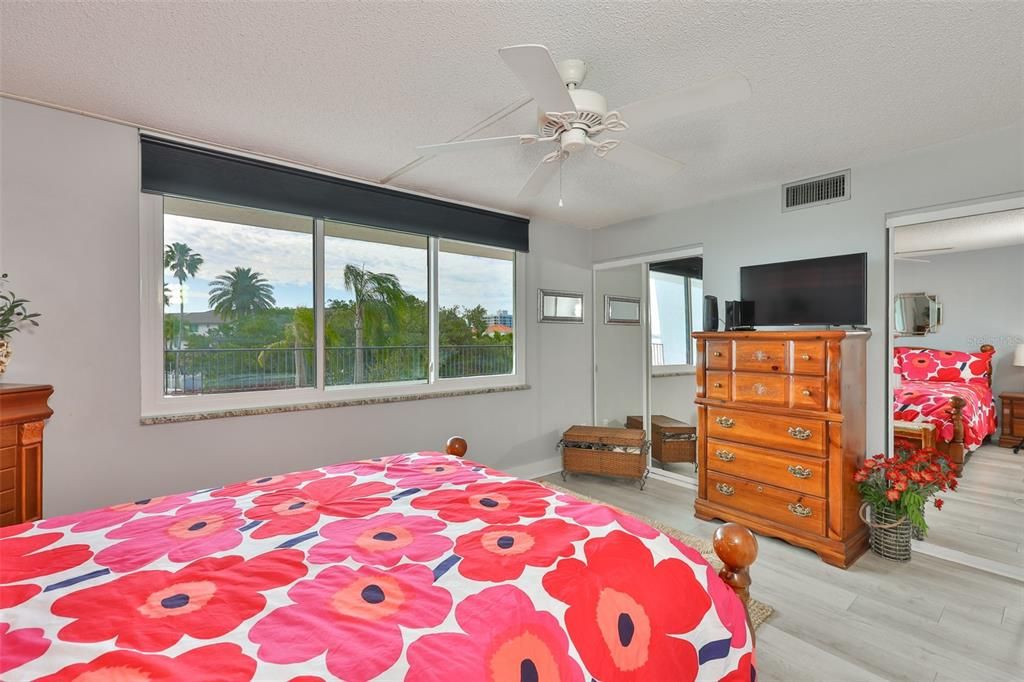 For Sale: $595,000 (2 beds, 2 baths, 1363 Square Feet)