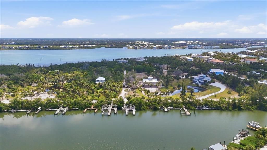 待售: $1,850,000 (2.47 acres)
