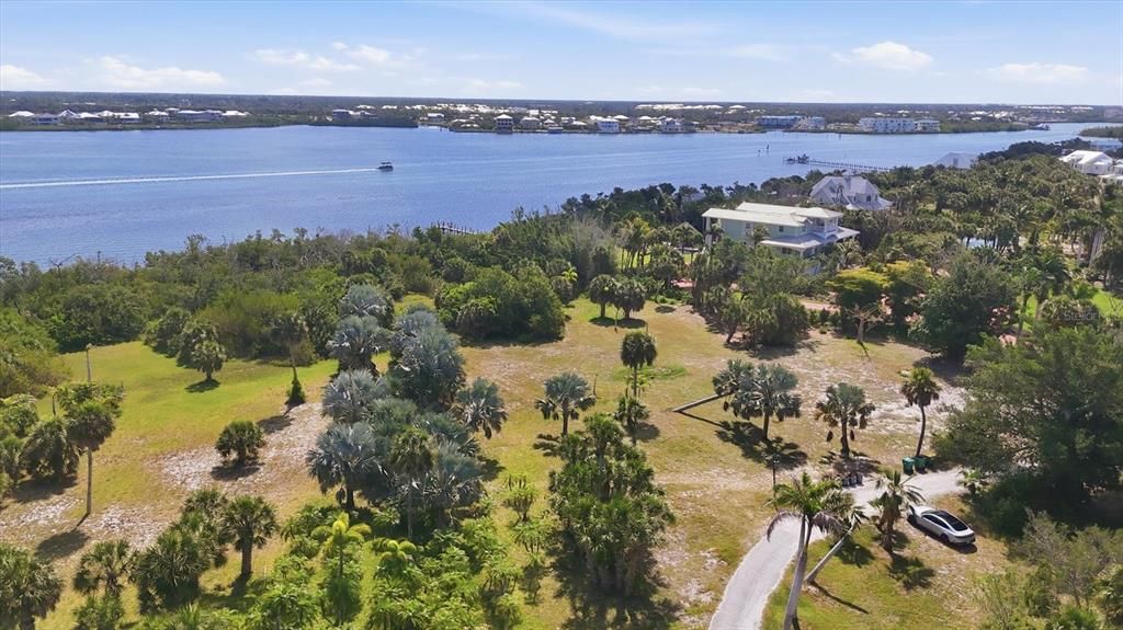 待售: $1,850,000 (2.47 acres)