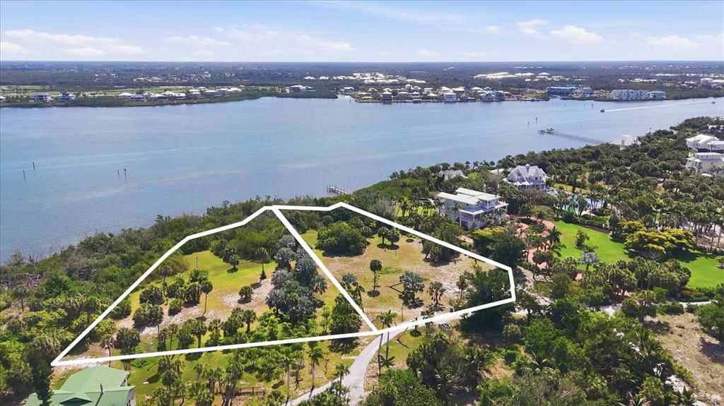 待售: $1,850,000 (2.47 acres)