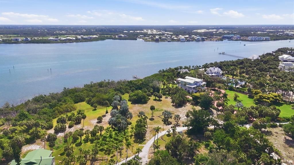 待售: $1,850,000 (2.47 acres)