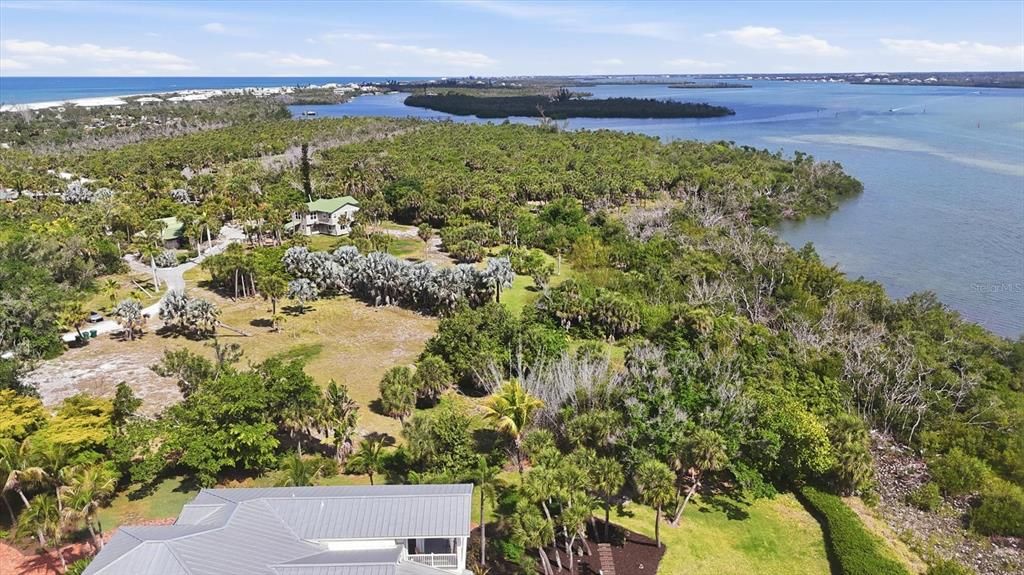 待售: $1,850,000 (2.47 acres)