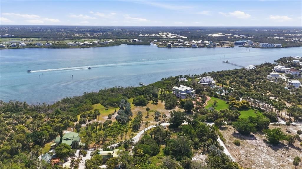 待售: $1,850,000 (2.47 acres)