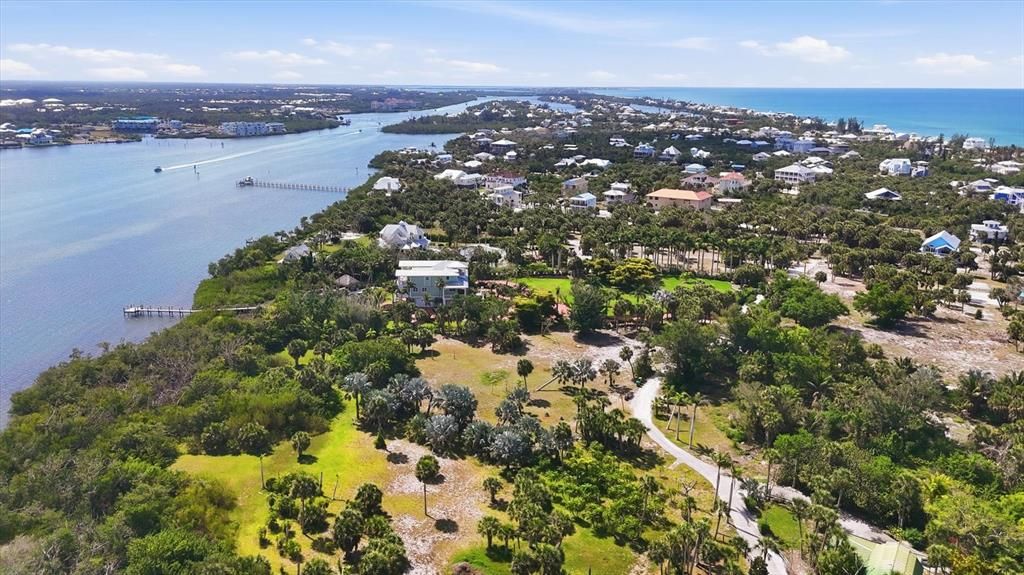 待售: $1,850,000 (2.47 acres)