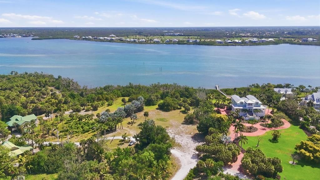 待售: $1,850,000 (2.47 acres)