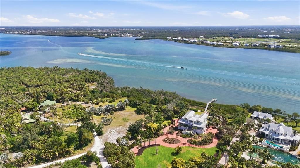 待售: $1,850,000 (2.47 acres)