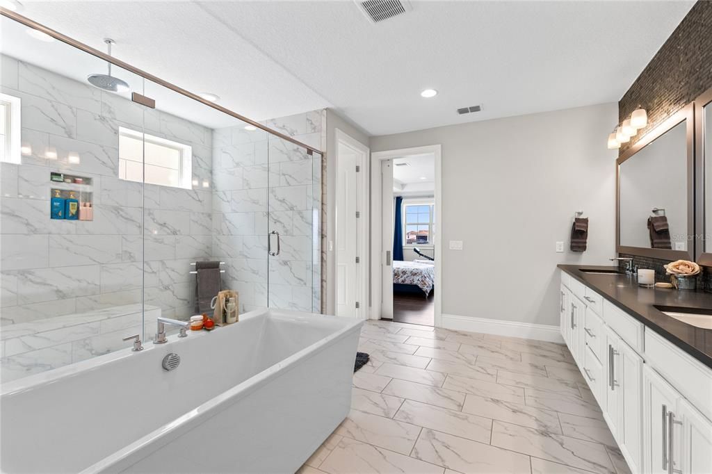For Sale: $1,650,000 (5 beds, 5 baths, 4636 Square Feet)
