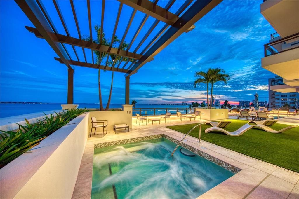 En Venta: $1,599,000 (2 camas, 3 baños, 2068 Pies cuadrados)