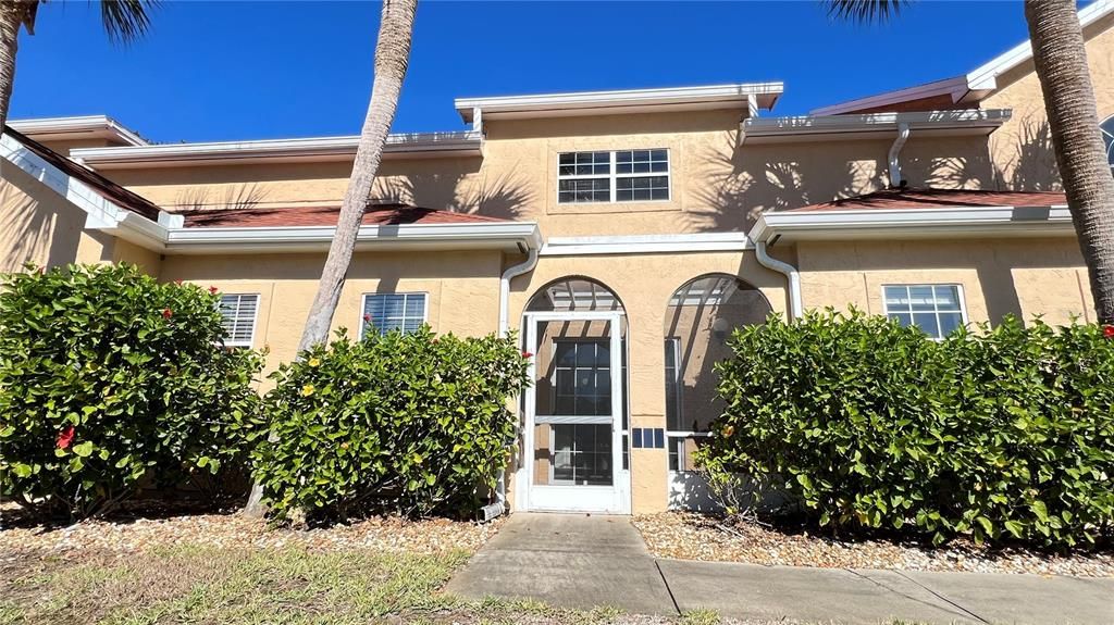 For Rent: $2,400 (3 beds, 2 baths, 1565 Square Feet)