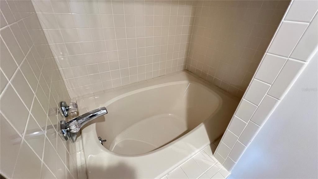 For Rent: $2,400 (3 beds, 2 baths, 1565 Square Feet)