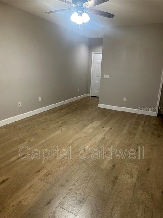 For Sale: $195,000 (1 beds, 1 baths, 1044 Square Feet)