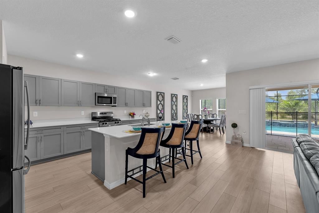Activo con contrato: $699,000 (6 camas, 3 baños, 3878 Pies cuadrados)