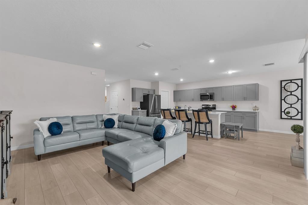 Activo con contrato: $699,000 (6 camas, 3 baños, 3878 Pies cuadrados)