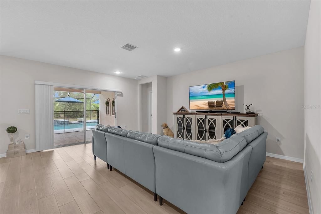 Activo con contrato: $699,000 (6 camas, 3 baños, 3878 Pies cuadrados)