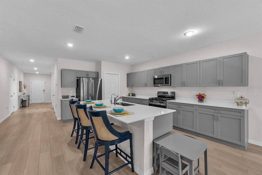 Activo con contrato: $699,000 (6 camas, 3 baños, 3878 Pies cuadrados)