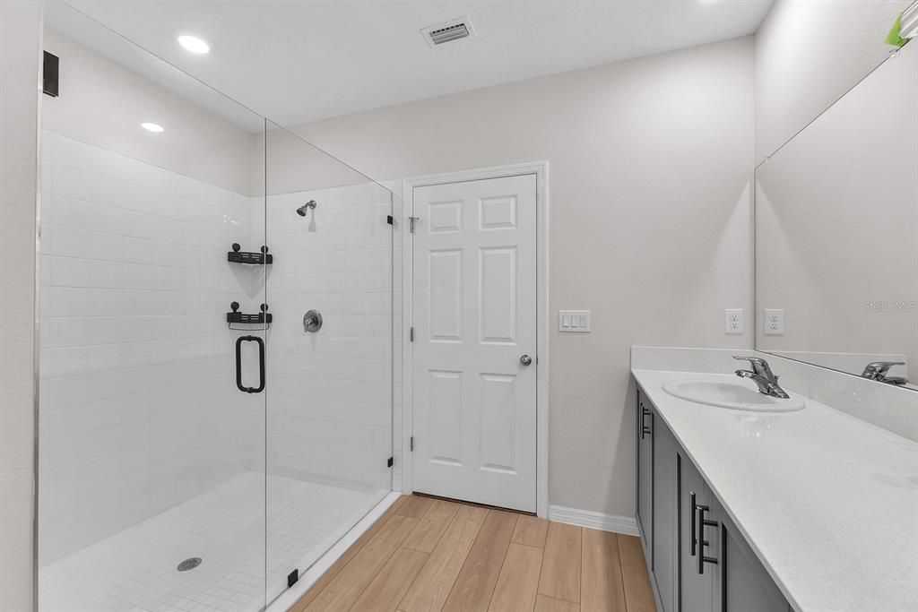 Activo con contrato: $699,000 (6 camas, 3 baños, 3878 Pies cuadrados)