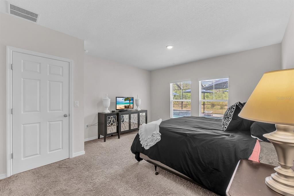 Activo con contrato: $699,000 (6 camas, 3 baños, 3878 Pies cuadrados)