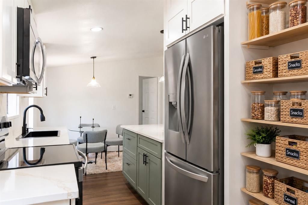 For Sale: $159,900 (3 beds, 2 baths, 960 Square Feet)