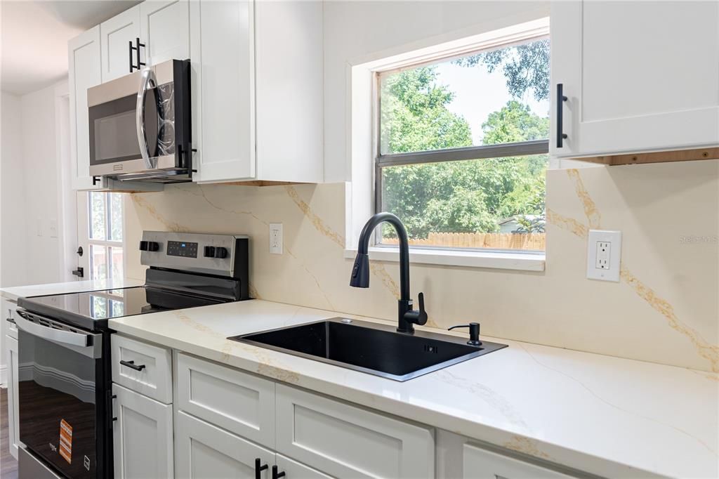 For Sale: $159,900 (3 beds, 2 baths, 960 Square Feet)