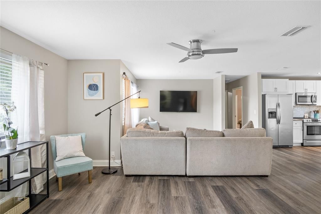 Active With Contract: $327,000 (3 beds, 2 baths, 1388 Square Feet)