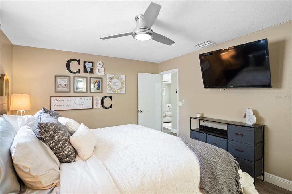 Active With Contract: $327,000 (3 beds, 2 baths, 1388 Square Feet)