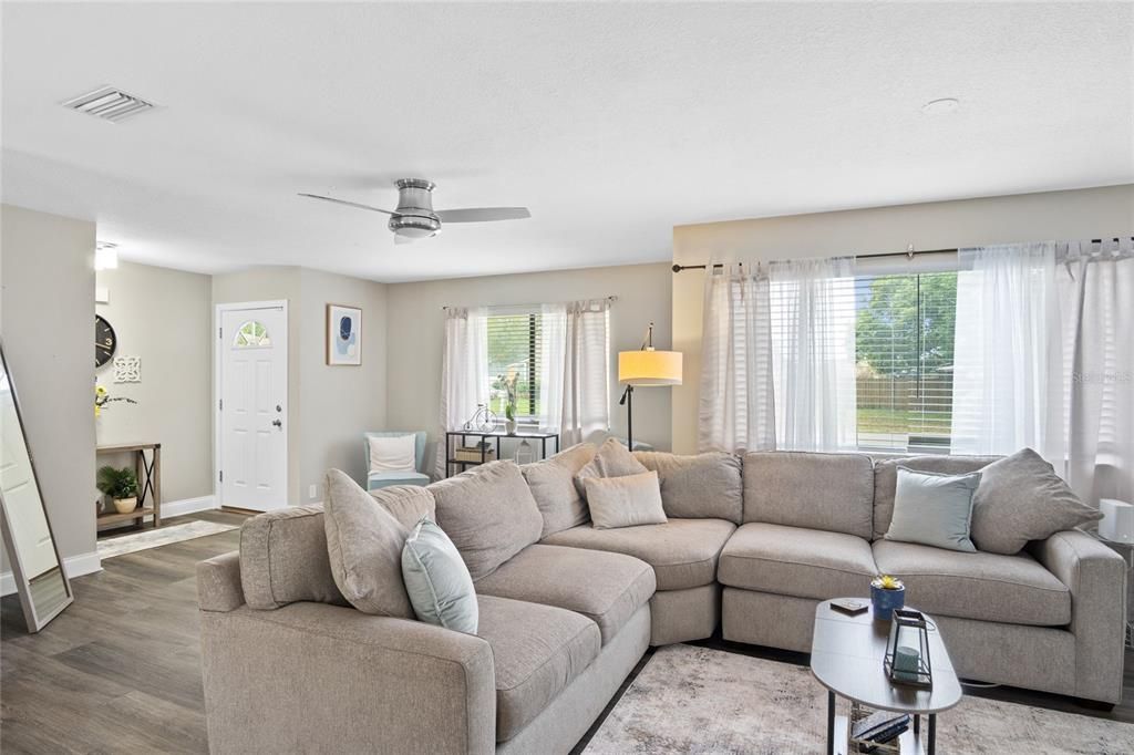 Active With Contract: $327,000 (3 beds, 2 baths, 1388 Square Feet)