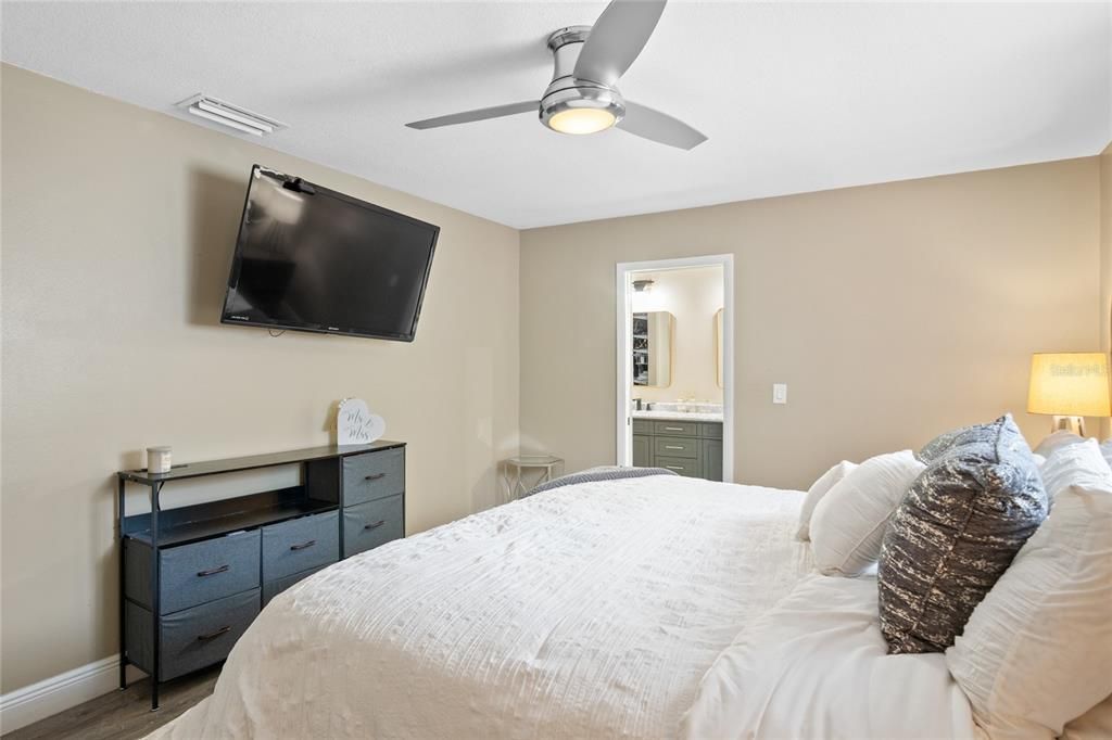 Active With Contract: $327,000 (3 beds, 2 baths, 1388 Square Feet)