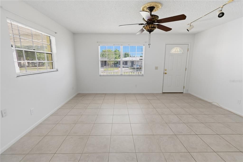 Activo con contrato: $269,000 (3 camas, 3 baños, 1300 Pies cuadrados)