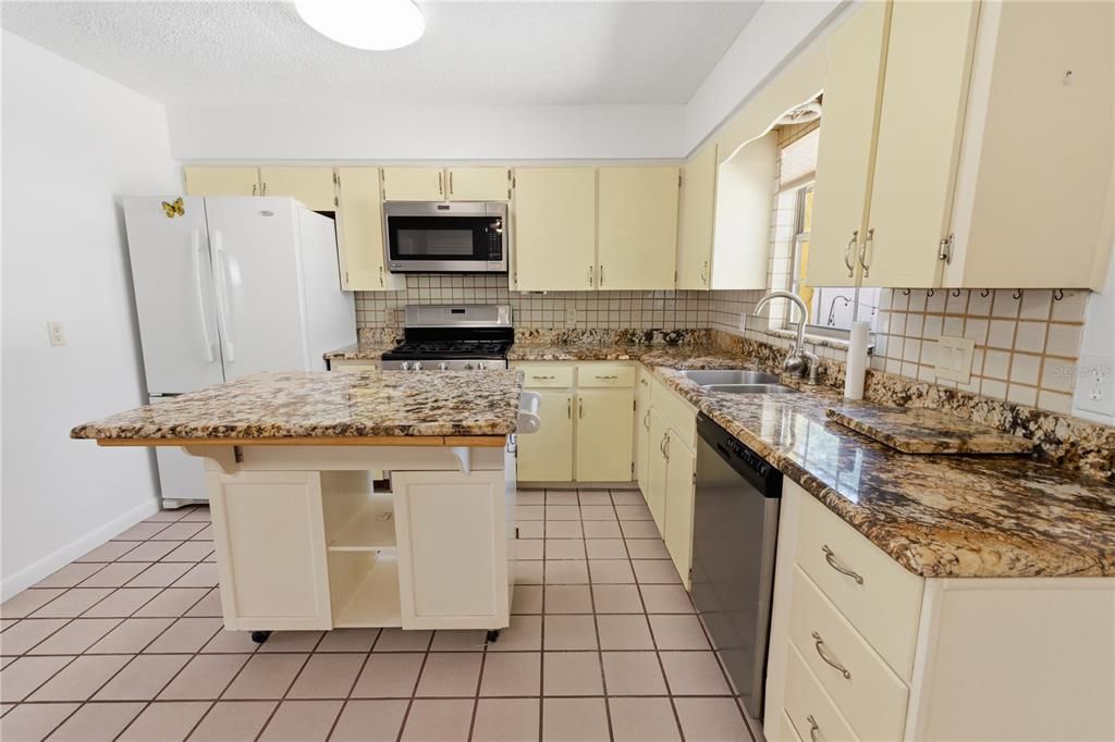Activo con contrato: $269,000 (3 camas, 3 baños, 1300 Pies cuadrados)