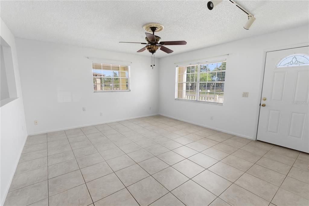Activo con contrato: $269,000 (3 camas, 3 baños, 1300 Pies cuadrados)
