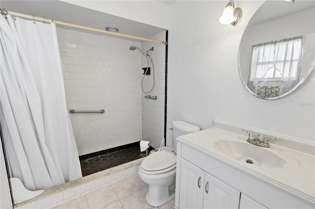 Activo con contrato: $269,000 (3 camas, 3 baños, 1300 Pies cuadrados)