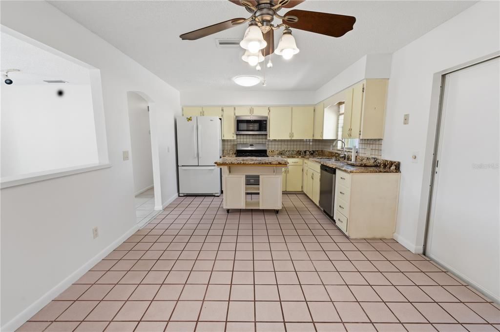 Activo con contrato: $269,000 (3 camas, 3 baños, 1300 Pies cuadrados)