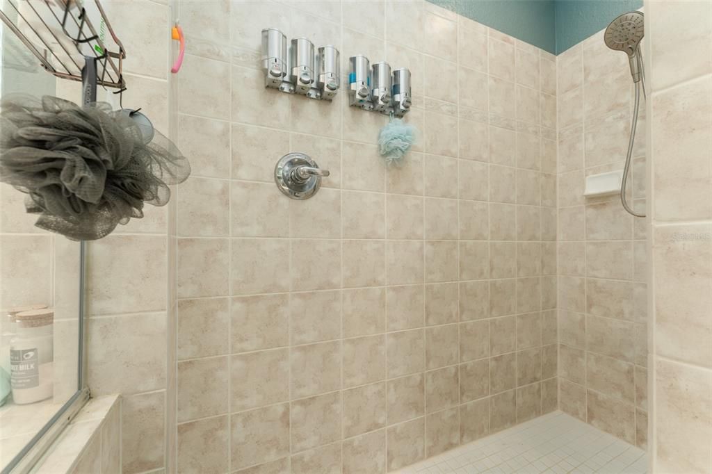 Activo con contrato: $500,000 (4 camas, 3 baños, 2334 Pies cuadrados)