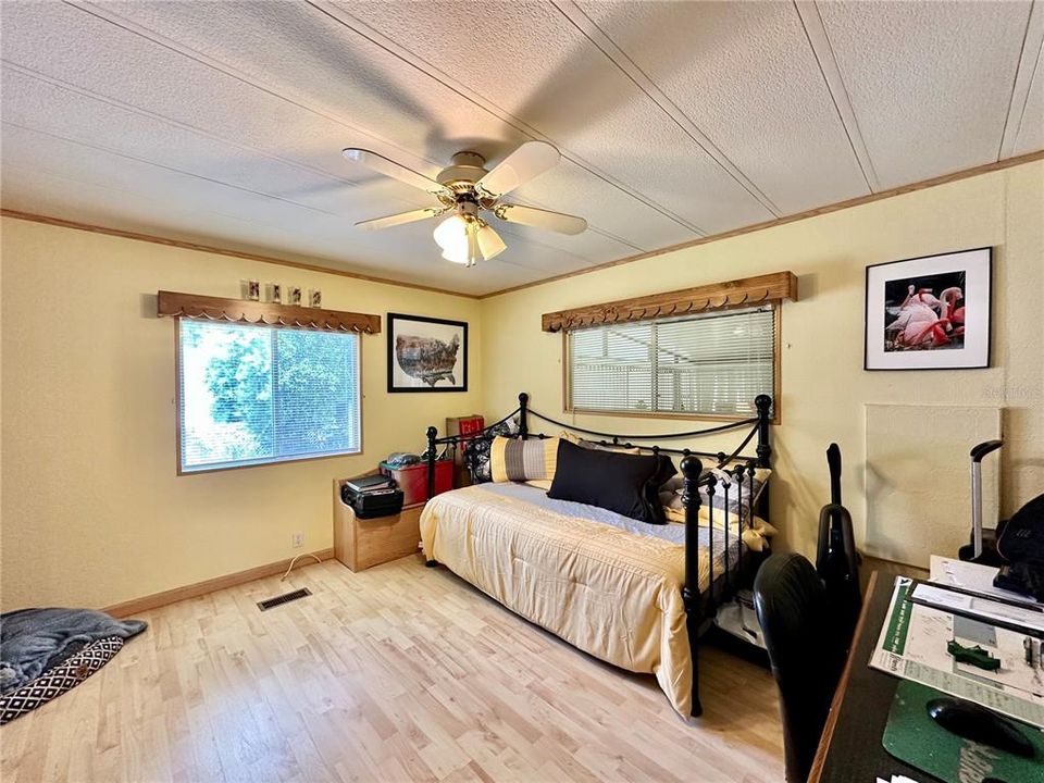 Под контрактом: $145,000 (2 спален, 2 ванн, 989 Квадратных фут)