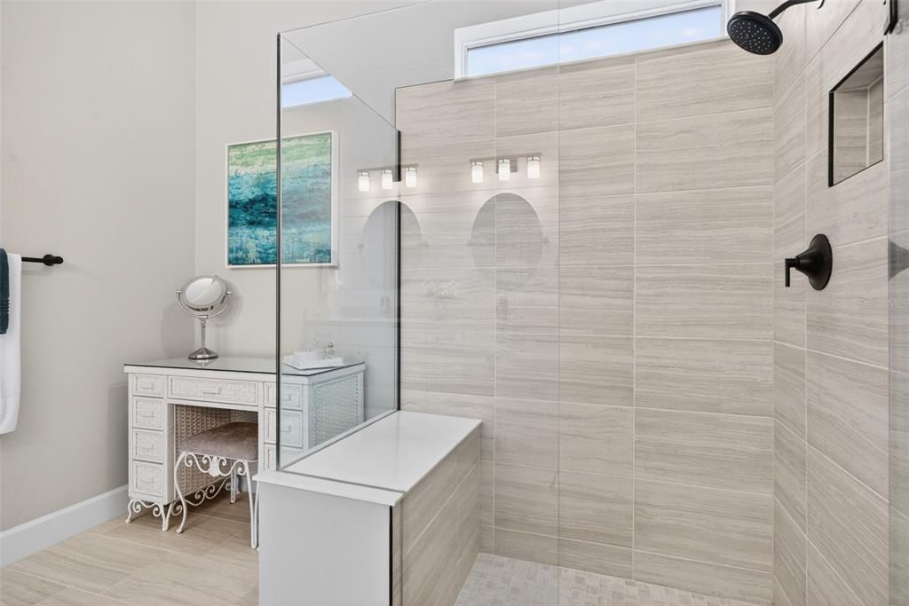 Activo con contrato: $789,900 (3 camas, 2 baños, 2075 Pies cuadrados)